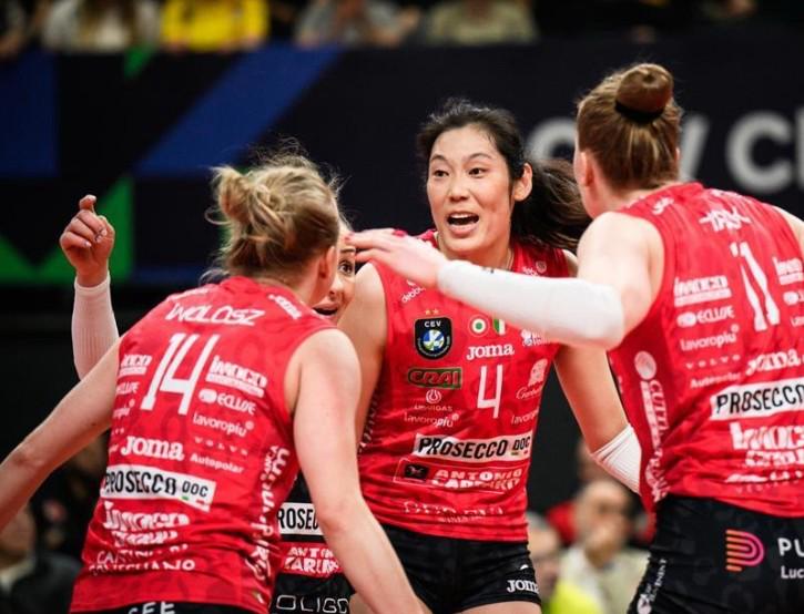 女排歐冠半決賽：科內(nèi)3-1米蘭晉級(jí)決賽，朱婷拿下全場(chǎng)最高21分