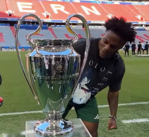 甲亢哥與多位名宿同臺(tái)競技，并與登貝萊、阿什拉夫互動(dòng)