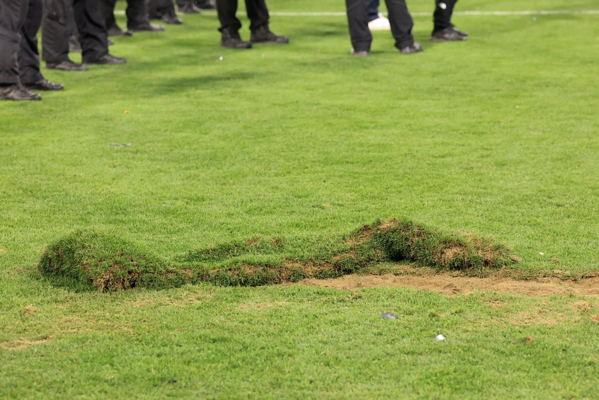 德天空：多位巴黎球迷決賽后破壞球場草皮，歐足聯(lián)將對巴黎罰款