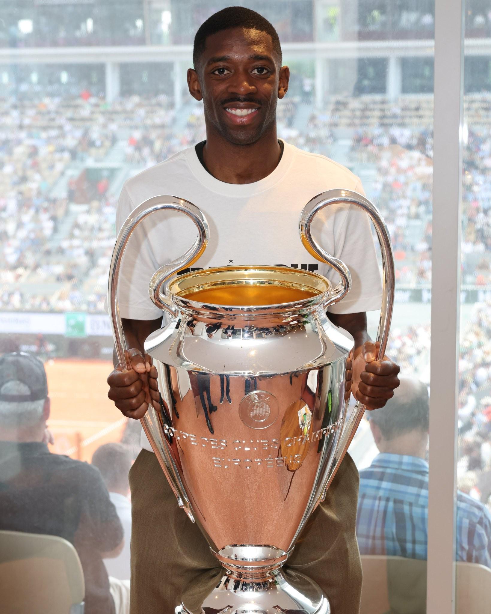 帶獎杯來看網(wǎng)球了，法網(wǎng)官方曬登貝萊手捧歐冠獎杯照片