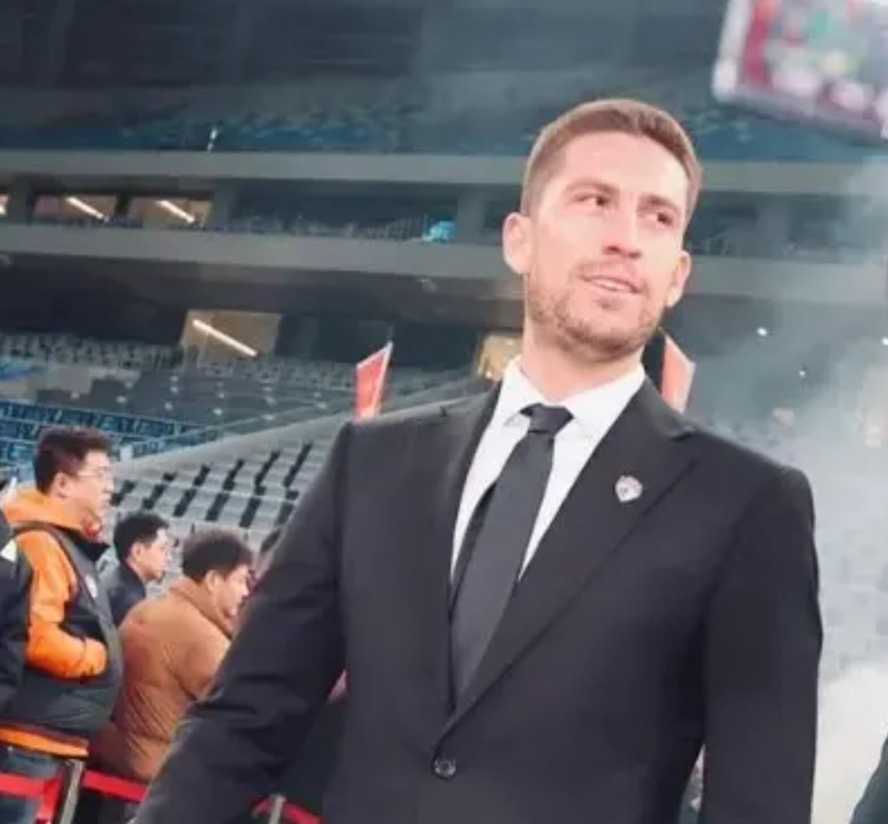 記者：奧爾梅尼奧在休賽期訓(xùn)練中再次受傷，沒隨海牛隊(duì)去武漢