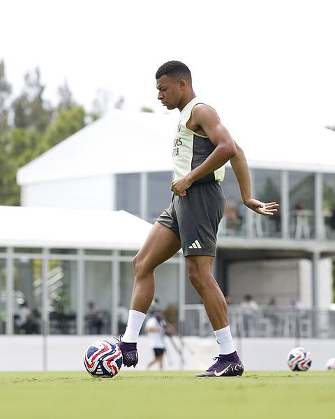 TA記者：為避開暴風雨影響皇馬提前開始訓練；姆巴佩參加合練