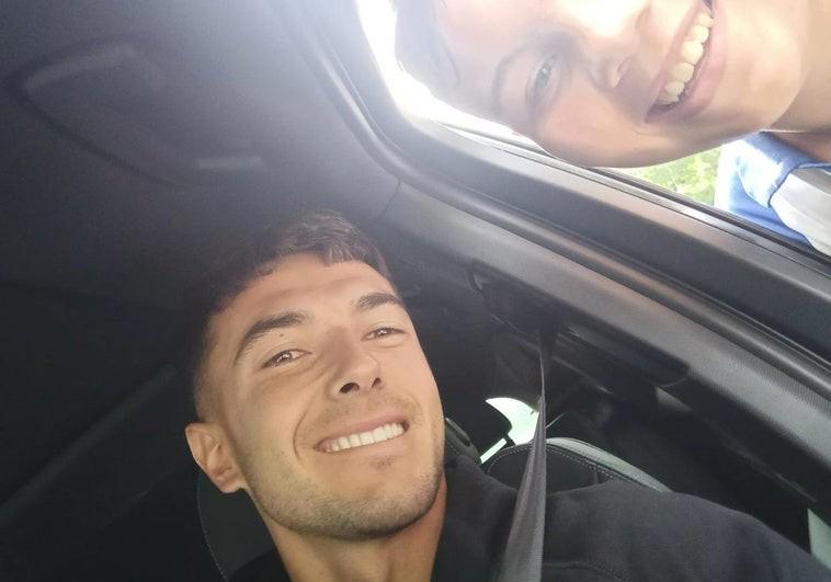 皇社小球迷在基地門口攔球員車時(shí)，攔到了前來告別的蘇比門迪