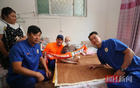 8歲抗癌男孩與王大雷定泰山隊(duì)?wèi)c祝手勢。