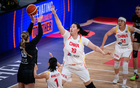 中國女籃三連勝晉級半決賽，張子宇韓旭領(lǐng)銜，表現(xiàn)強勢。