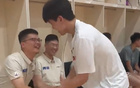 楊瀚森返青，與球員握手，擁抱劉維偉，記者眾多。