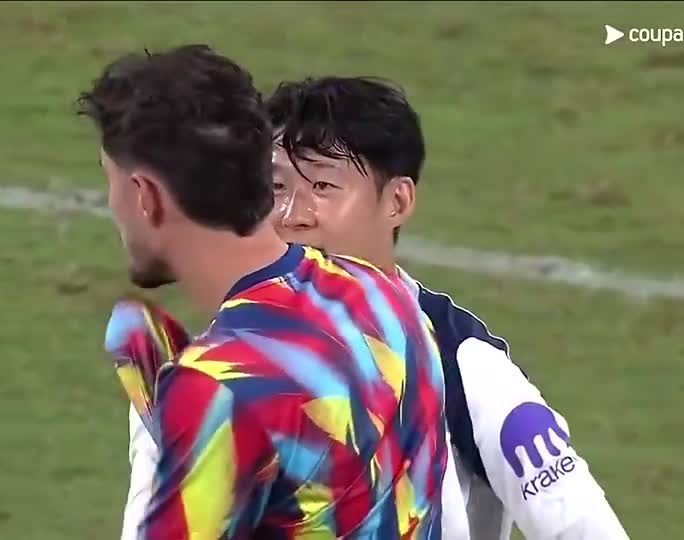 孫興慜、哈弗茨賽后交流，同為藥廠效力